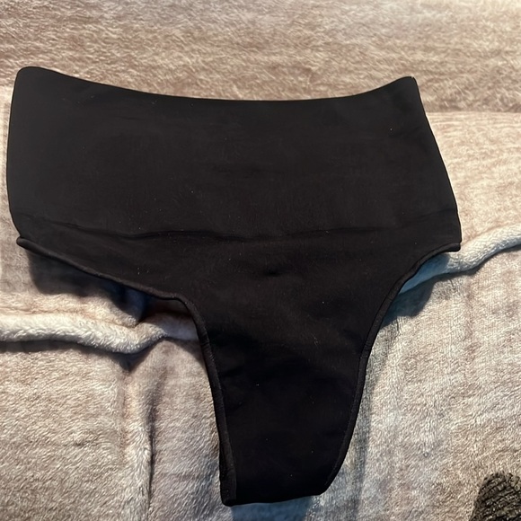 Skims Mid-Core Control Shapeware Thong - Picture 5 of 11